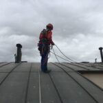 trabajador en un tejado