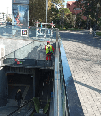 Trabajos verticales en el metro de Barcelona