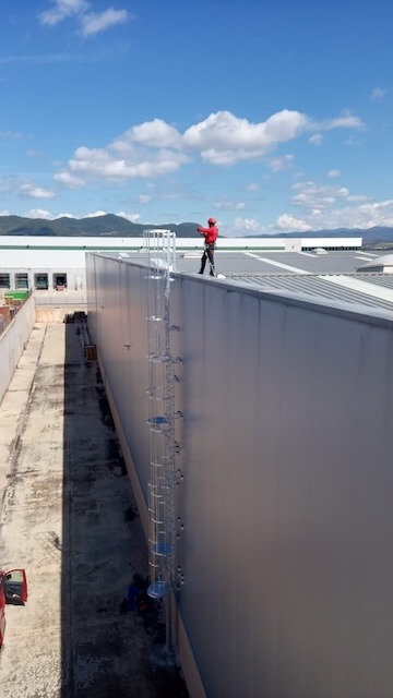 Instalación de escaleras industriales