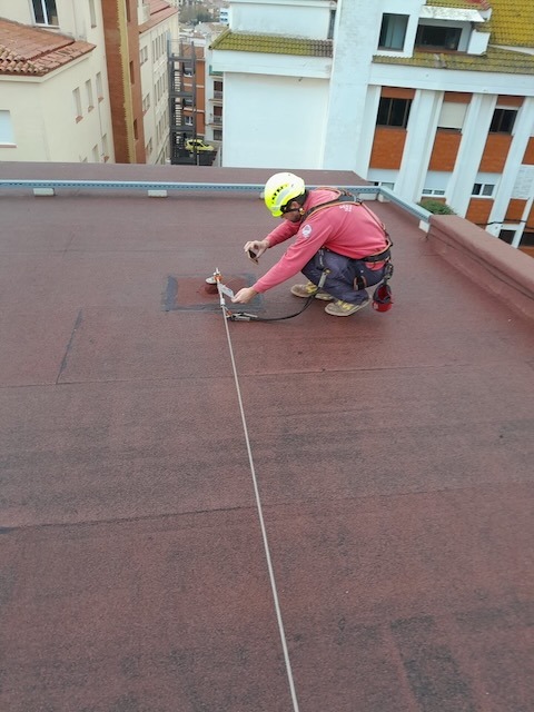 Trabajos verticales en un colegio de Palamós