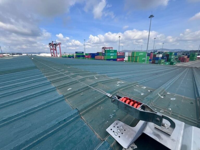 Instalación de líneas de vida en el puerto de Barcelona