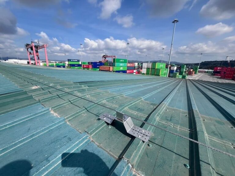 Instalación de líneas de vida en el puerto de Barcelona