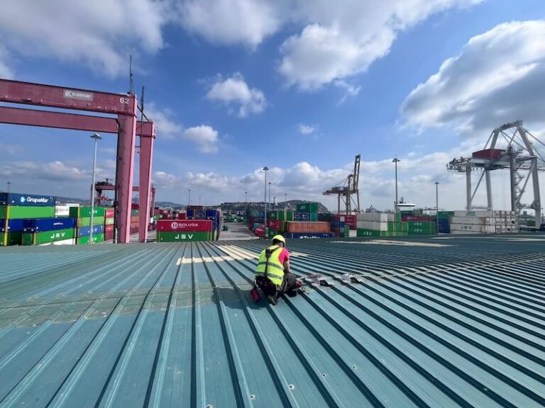 Instalación de líneas de vida en el puerto de Barcelona