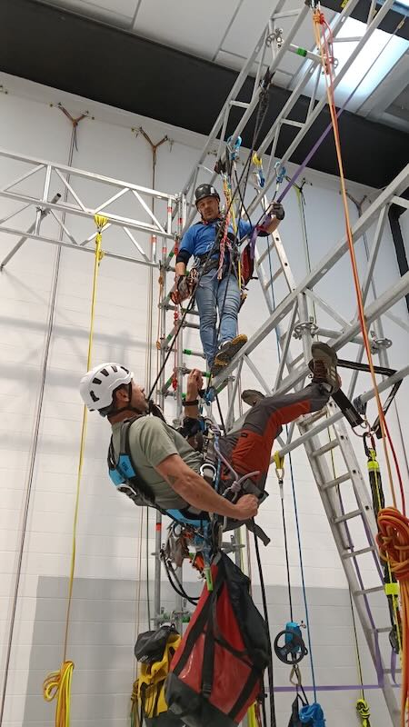 Cursos en altura y trabajos verticales de Servertik