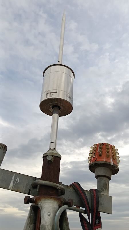 Instalación de pararrayos en la comisaría de los mossos de escuadra