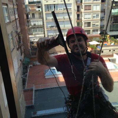 trabajos verticales de limpieza y mantenimiento